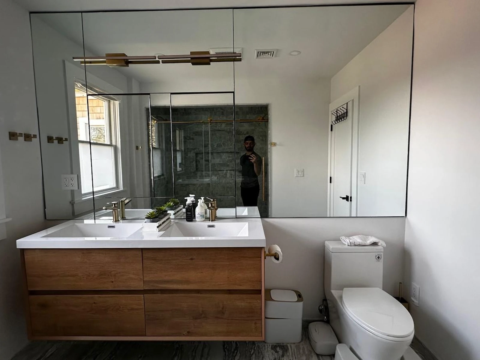 Double vanity with a wall-to-wall mirror