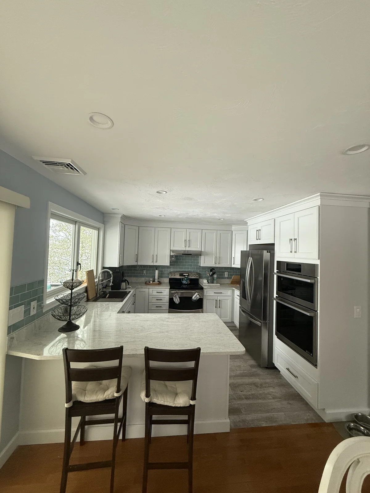 Kitchen peninsula with counter seating
